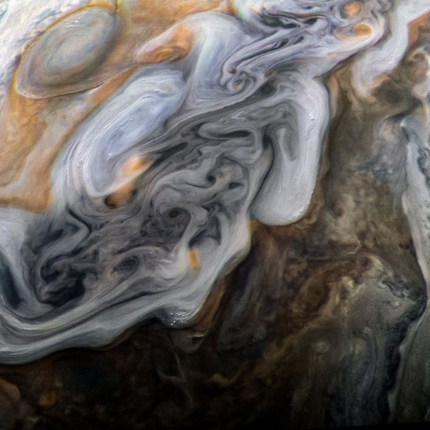 NASA показало красочные фото атмосферы Юпитера
