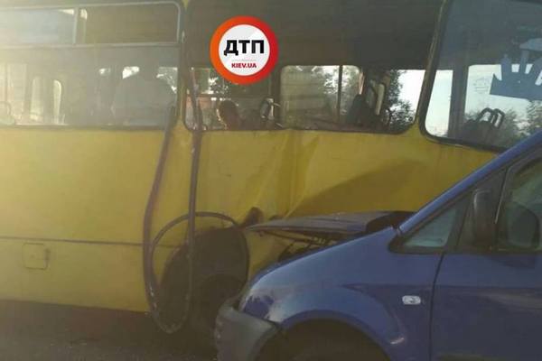 В Киеве автомобиль влетел в маршрутку на остановке: есть пострадавшие (фото)
