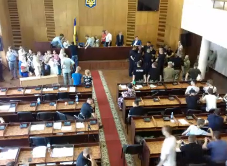 В мэрии Конотопа устроили массовое побоище (фото, видео)