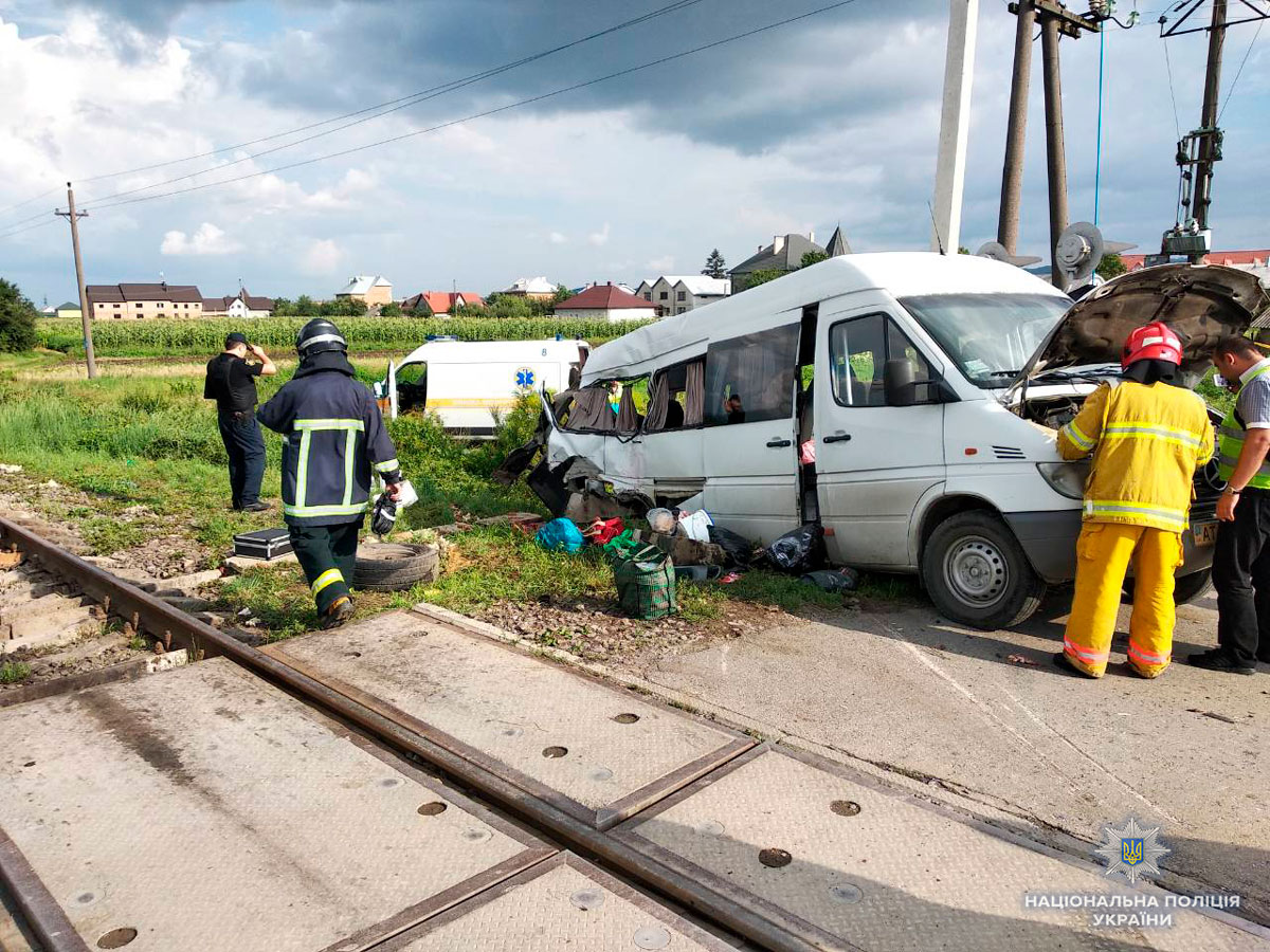В Украине грузовой поезд сбил на переезде маршрутку (фото)