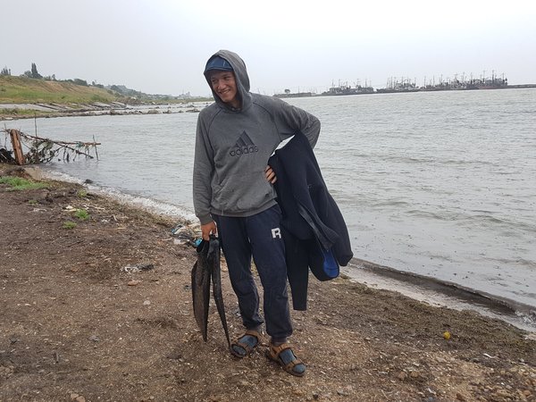 Ветеран АТО с товарищем ночью спасли тонувшего в море 18-летнего спортсмена (фото)