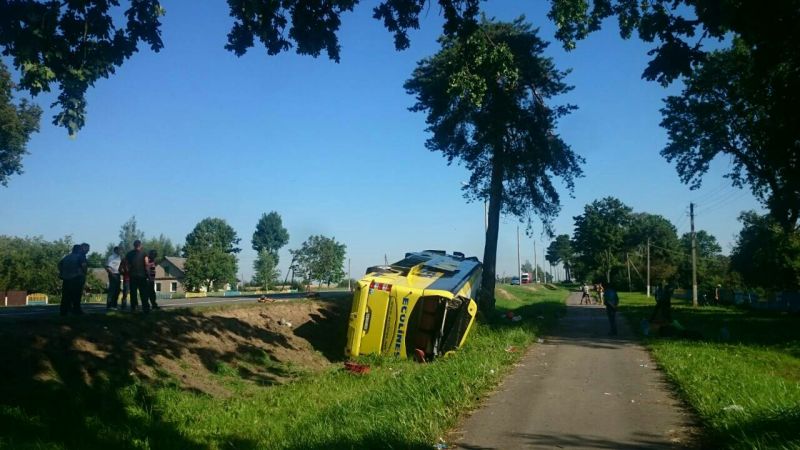 Водитель уснул за рулем: в Беларуси перевернулся автобус с украинцами (фото)