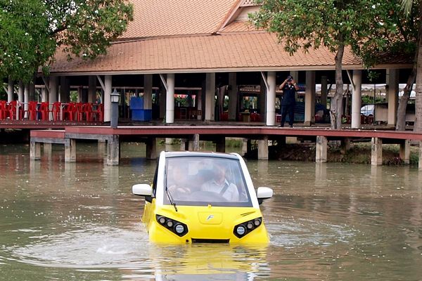 Японец изобрел водонепроницаемый плавающий автомобиль (фото)