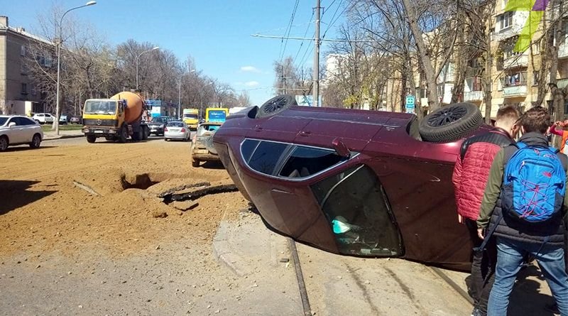 Мощный взрыв в Одессе: автомобиль с водителем отбросило на трамвайные пути (фото)