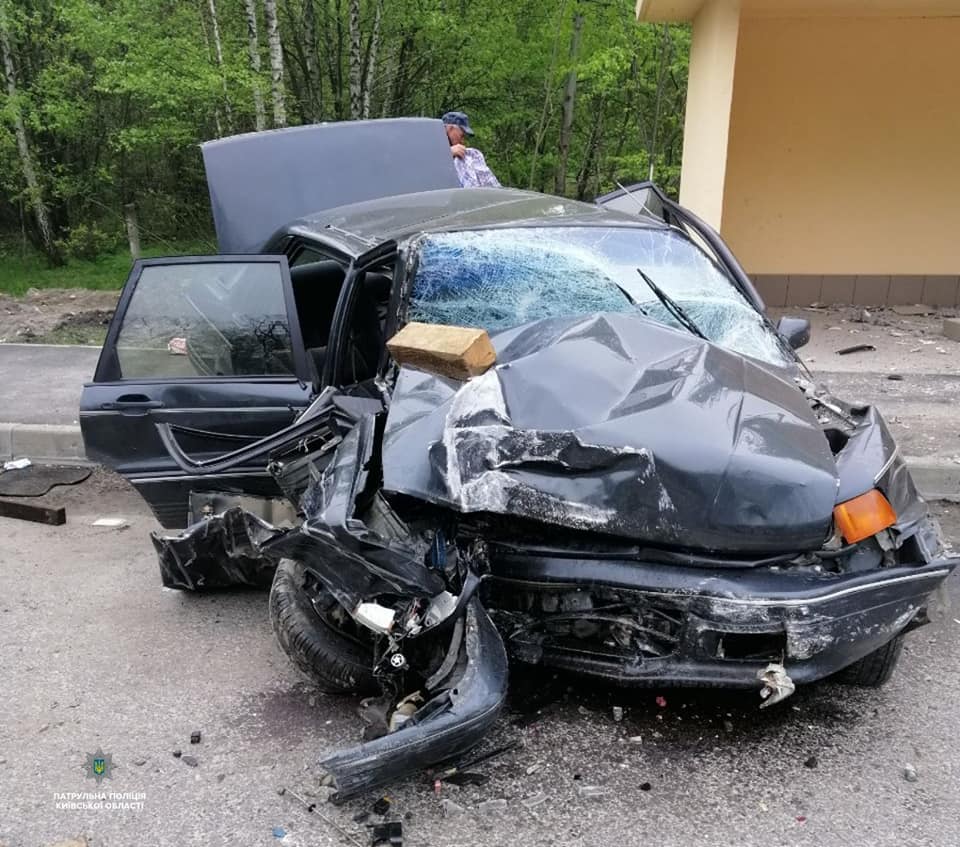 Под Киевом авто влетело в остановку: пострадал маленький ребенок (фото)