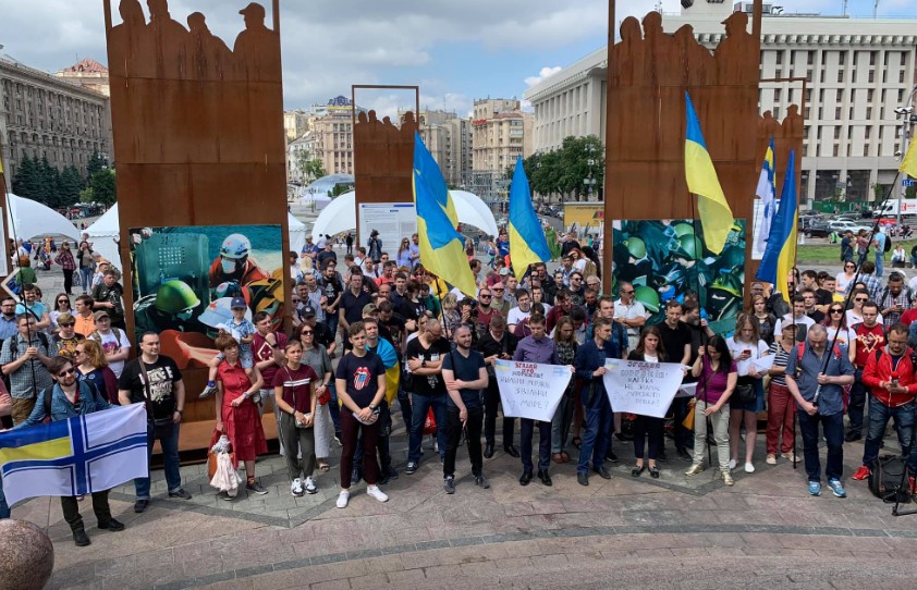 Полгода в плену Кремля: на Майдане устроили акцию в поддержку украинских моряков (фото, видео)