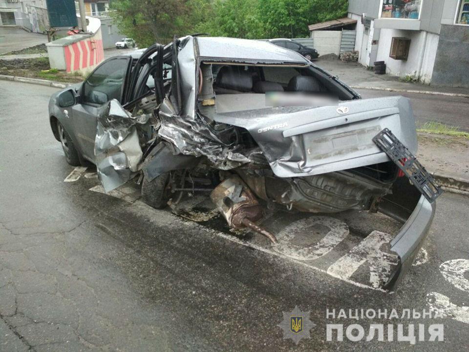 В Харькове мужчина устроил двойное ДТП на угнанном авто: фото с места аварии