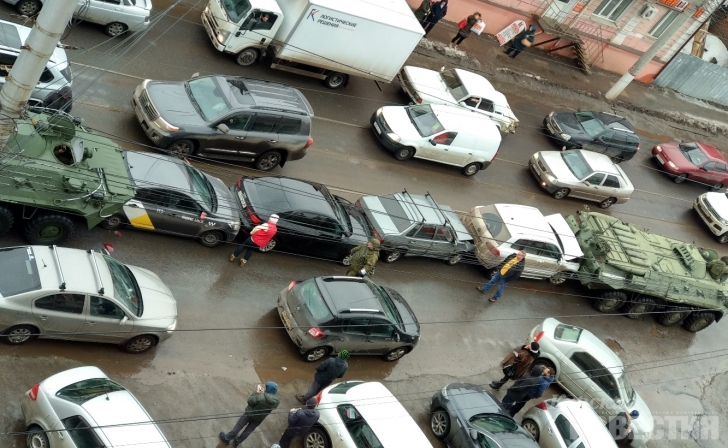 В Курске БТРы взяли в клещи четыре авто (фото, видео)