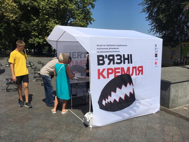 121 капкан та речі політвязнів: в Одесі влаштували вражаючу акцію на підтримку бранців Кремля