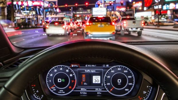 Audi випустила авто, яке уникає червоний сигнал світлофора: відео