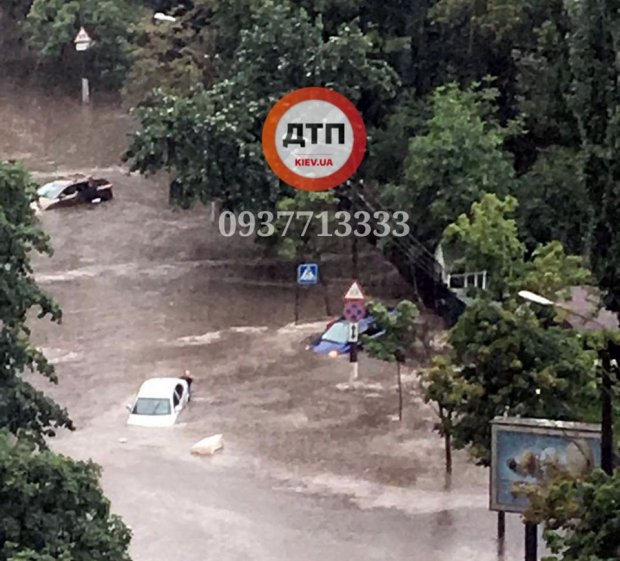 Через потужну зливу Київ знову пішов під воду: фото і відео
