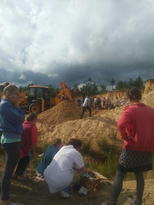 Дітей засипало піском на Рівненщині: одного з них відкопали мертвим