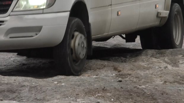 Дороги чи суцільне бездоріжжя: активісти взялися контролювати якість автошляхів в Україні