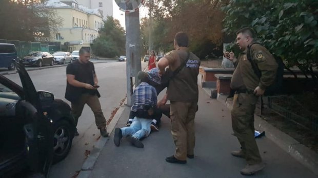 Довірені особи Зеленського вимагали у чоловіка понад півмільйона доларів за посаду