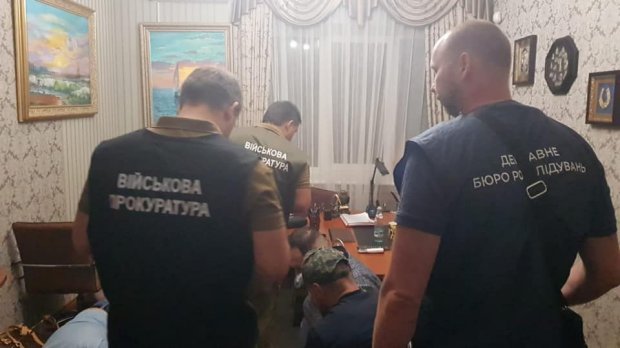 Довірені особи Зеленського вимагали у чоловіка понад півмільйона доларів за посаду