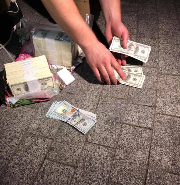 Довірені особи Зеленського вимагали у чоловіка понад півмільйона доларів за посаду