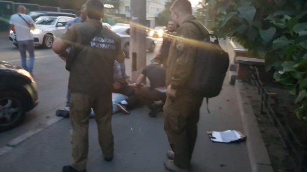 Довірені особи Зеленського вимагали у чоловіка понад півмільйона доларів за посаду