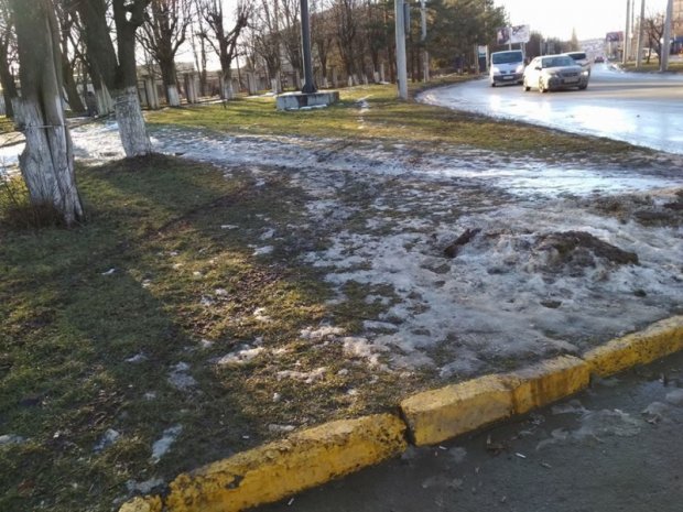 Джип влетів у зупинку в Чернівцях