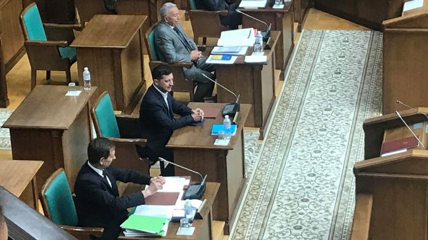 Голобородько VS Зеленський: як Слуга народу підіймає собі рейтинг