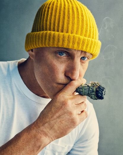 Харизматичний Вуді Харрельсон покурив косяк на обкладинці Esquire