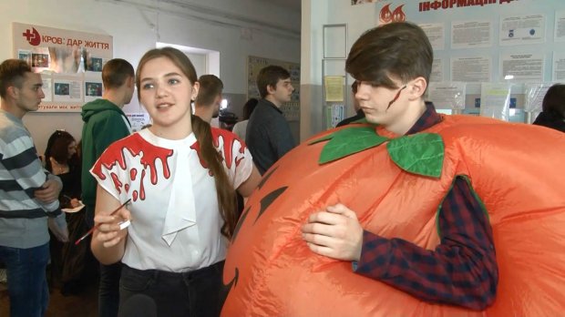 Хелловін-2018: у Черкасах люди у тематичних костюмах здають кров