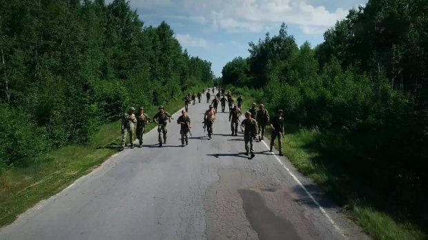 Какие экзамены преодолевают украинские курсанты, чтобы им разрешили прыгнуть с парашютом: видео