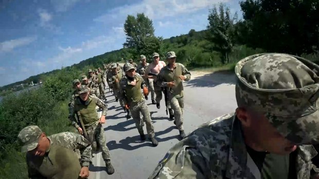 Какие экзамены преодолевают украинские курсанты, чтобы им разрешили прыгнуть с парашютом: видео
