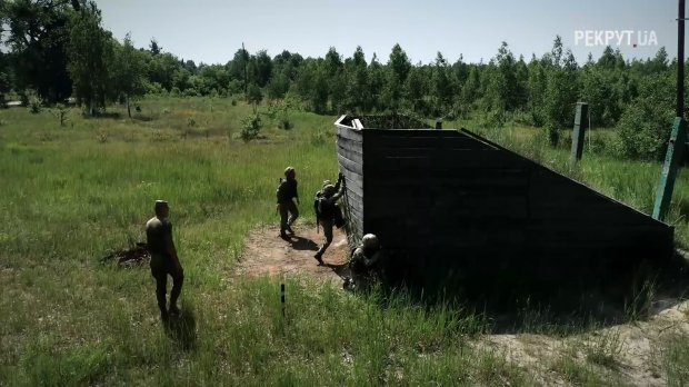 Какие экзамены преодолевают украинские курсанты, чтобы им разрешили прыгнуть с парашютом: видео