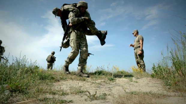 Какие экзамены преодолевают украинские курсанты, чтобы им разрешили прыгнуть с парашютом: видео