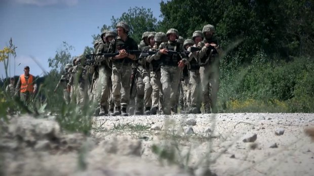Какие экзамены преодолевают украинские курсанты, чтобы им разрешили прыгнуть с парашютом: видео