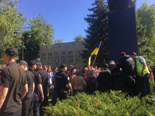 Мітинг проти повернення проспекту імені Жукова у Харкові: сутички активістів