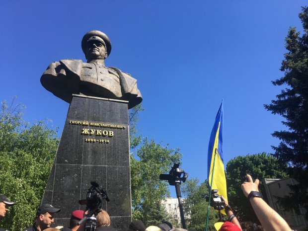 Мітинг проти повернення проспекту імені Жукова у Харкові: сутички активістів