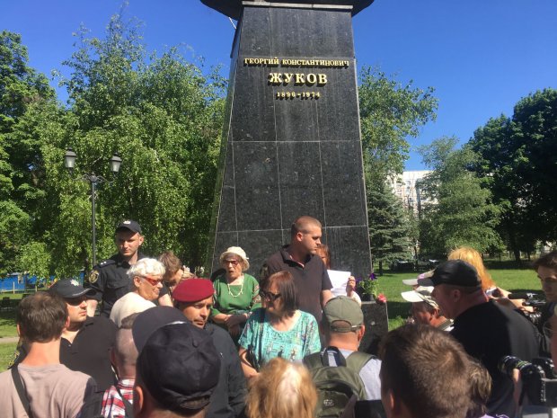 Мітинг проти повернення проспекту імені Жукова у Харкові: сутички активістів