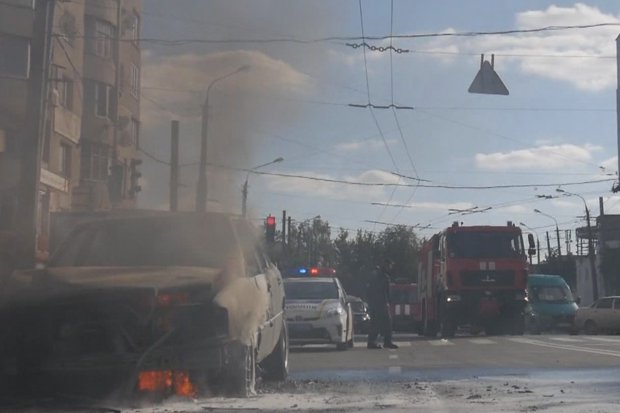 Mercedes згорів дощенту у центрі Хмельницького: фото, відео