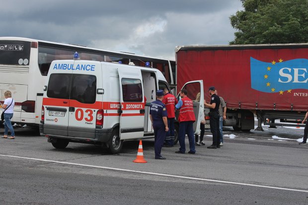 На Хмельниччині автобус потрапив у ДТП, серед пасажирів були діти: фото та відео