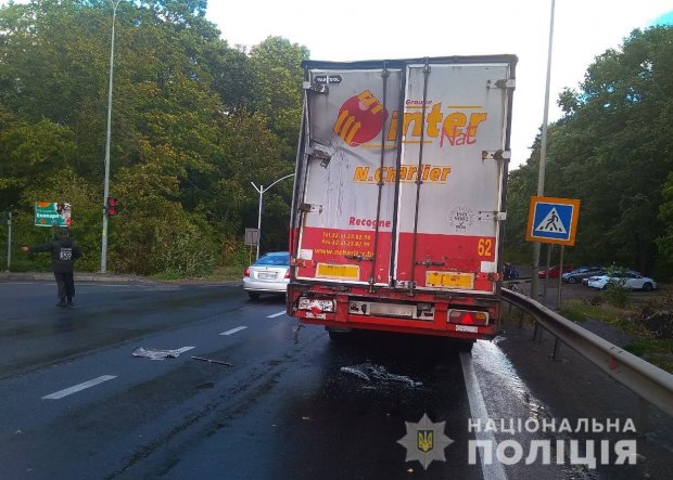 На трасі під Харковом пасажирський автобус влетів у вантажівку: фото