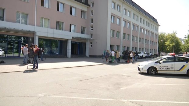 НАБУ проводить обшуки в елітному спортклубі Порошенка
