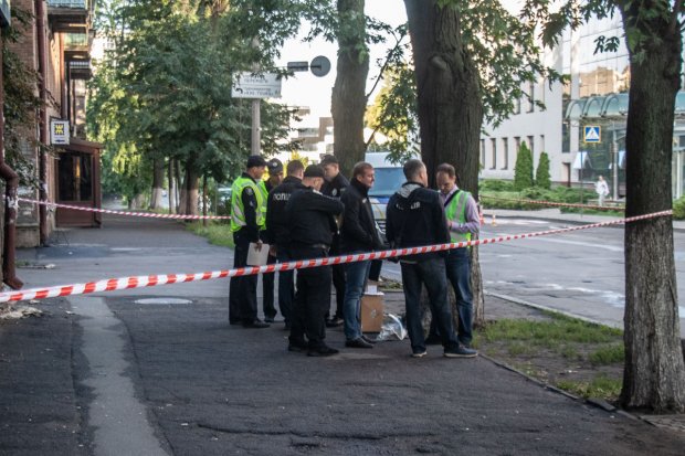 Невідомі обстріляли будівлю каналу 112 Україна: фото, відео
