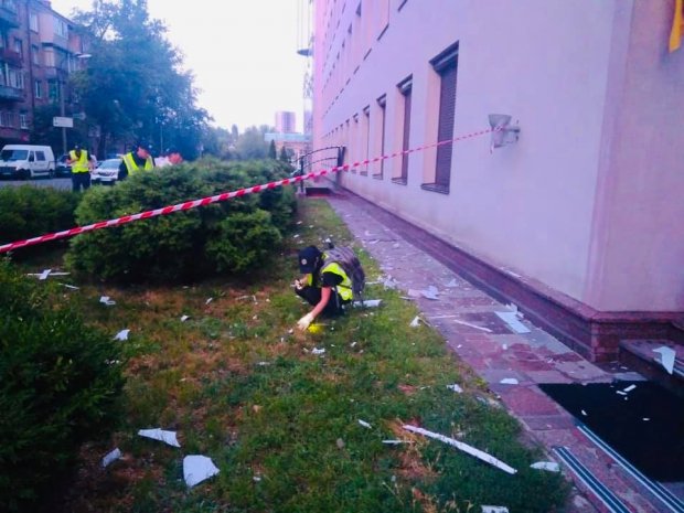 Невідомі обстріляли будівлю каналу 112 Україна: фото, відео