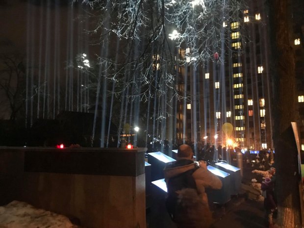 Неймовірне видовище: на Майдані запалили Промені Гідності в честь загиблих героїв – фото