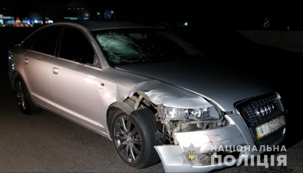 Під Києвом легковик збив на смерть трьох людей: одному із загиблих відірвало ногу – фото, відео