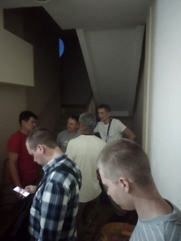 Поліція влаштувала обшуки в активістів через знесення бюста Жукову: фото і відео