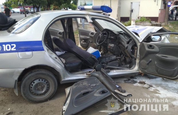 Поліцейське авто потрапило у ДТП на Харківщині, 6 постраждалих: фото