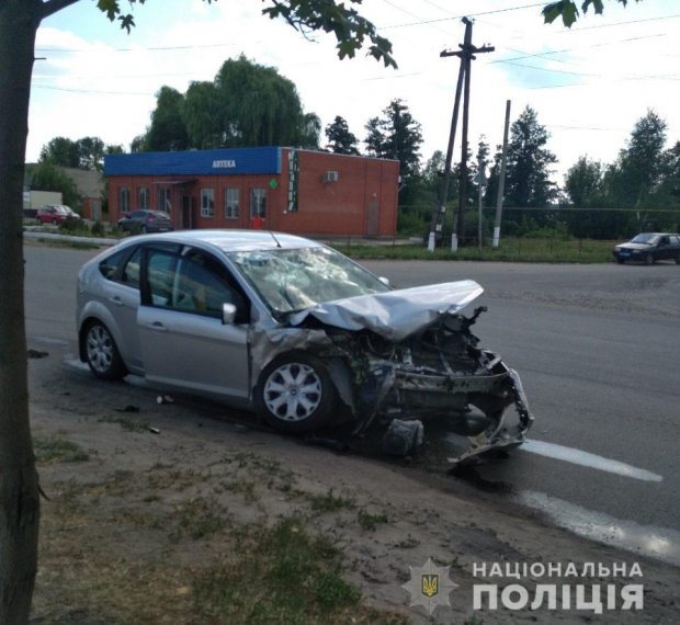 Поліцейське авто потрапило у ДТП на Харківщині, 6 постраждалих: фото