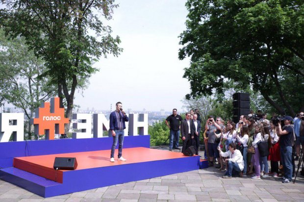 Політичний кітч по-українськи: Зеленський, Вакарчук, а далі Винник і Сердючка?