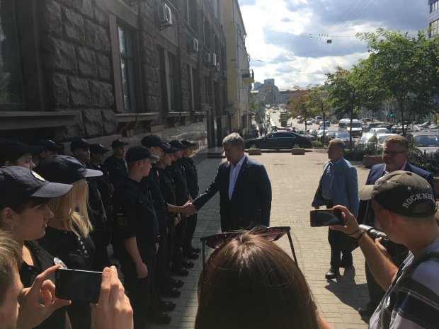 Порошенко вийшов з допиту в ДБР