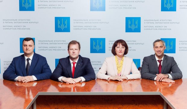 Рівень боротьби із корупцією у 2017 році знизився вдвічі: невже вони нам брешуть