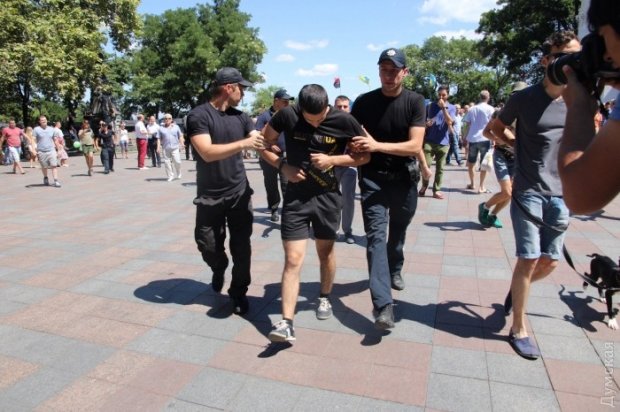 Савченко спробували закидати яйцями в Одесі