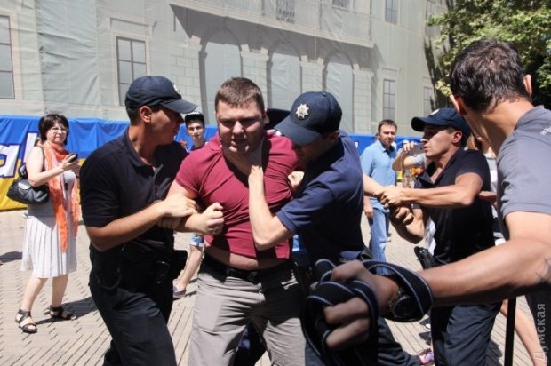 Савченко спробували закидати яйцями в Одесі