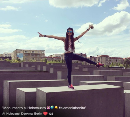 Селфі на кістках: як виглядали б фото туристів у концтаборах
